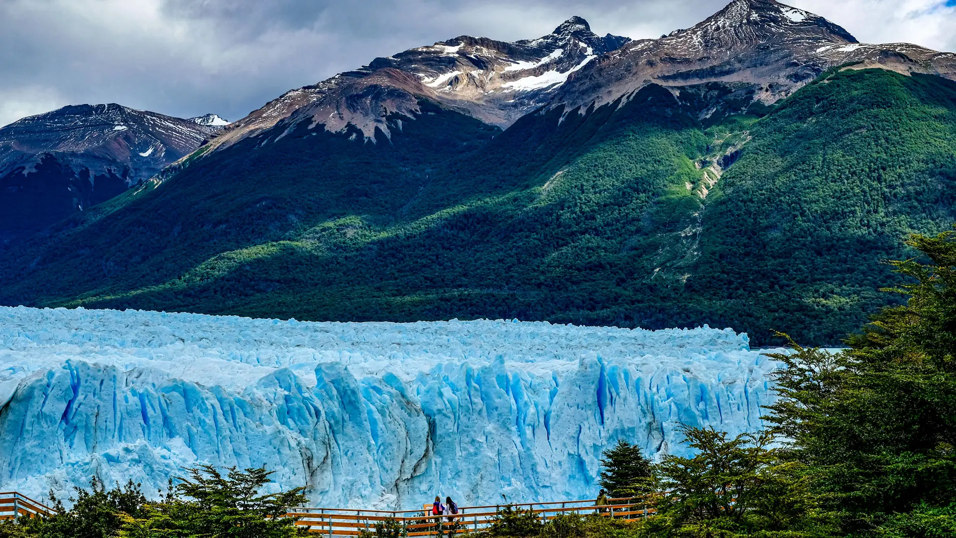 Cruise to Perito Moreno Glacier, El Calafate and blue ice of Patagonia