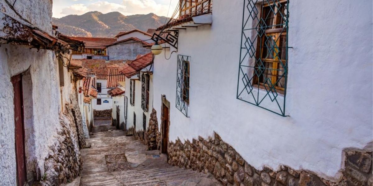 A narrow street in Cusco's San Blas area; illustrates local walking conditions, not a named congress route.