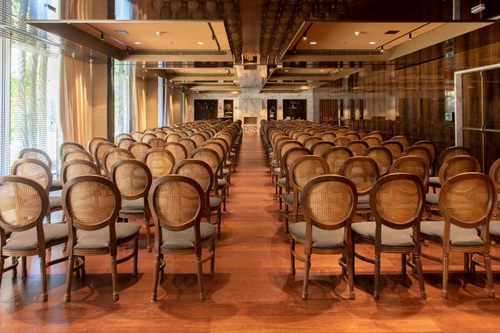 Rows of chairs set out for a meeting at Rosewood São Paulo.