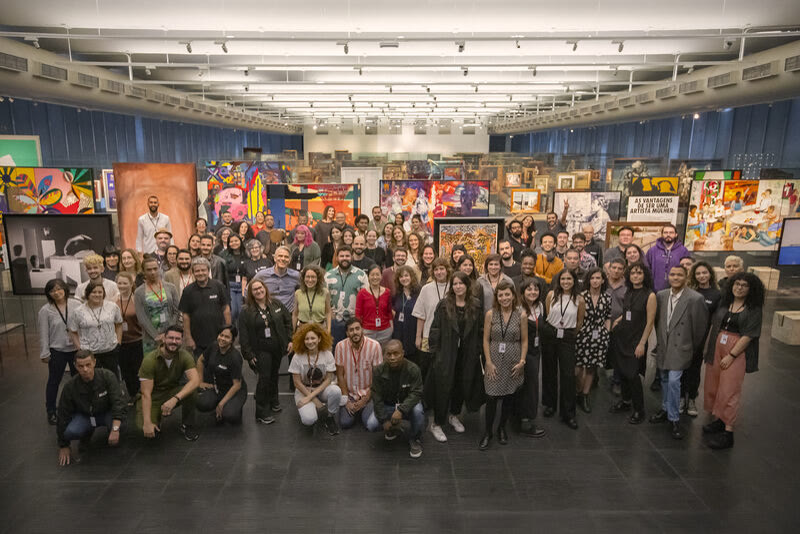 Large congress group gathered in an exhibition space in São Paulo